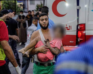 Gaza, medici palestinesi: “Qui è l’inferno, manca tutto”