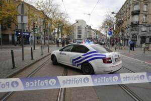 I rilievi e le indaigni della polizia belga dopo l\'attentato della notte scorsa