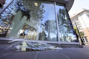 Fiori sul luogo dell’attentato a Bruxelles, cordoglio alle vittime