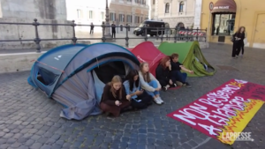 Caro affitti, gli studenti piantano le tende a Montecitorio