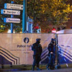 Attentato a Bruxelles, uccide 2 tifosi svedesi e fugge: “Sono dell’Isis”
