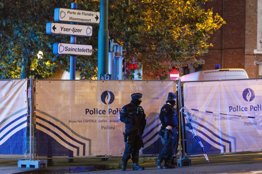 Attentato a Bruxelles, uccide 2 tifosi svedesi e fugge: “Sono dell’Isis”