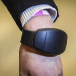 Braccialetti elettronici e femminicidi, in Italia pochi e ‘macchinosi’