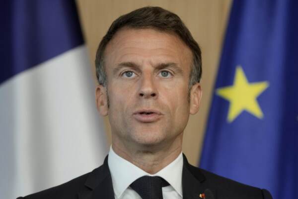 Ucraina, Macron: “Potrebbero servire operazioni sul terreno”