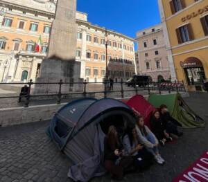 Caro affitti, la protesta degli studenti a Roma: tende a Montecitorio