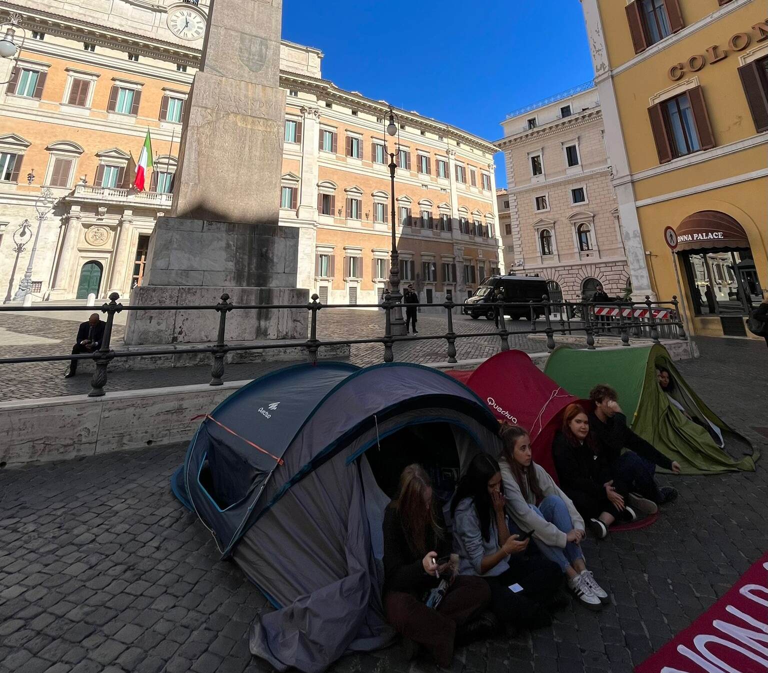 Caro affitti, la protesta degli studenti a Roma: tende a Montecitorio