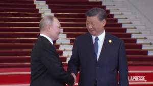 Cina, Xi Jinping accoglie Putin a Pechino