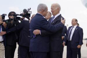 Joe Biden incontra Benjamin Netanyahu a Tel Aviv