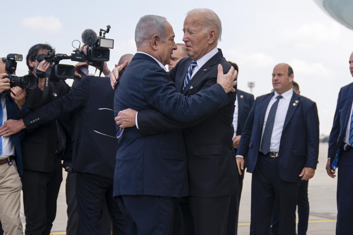 Guerra Israele-Hamas, strage all’ospedale di Gaza. Biden da Netanyahu: “Orrori peggio dell’Isis”