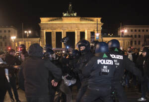 Medioriente, a Berlino scontri nella notte tra polizia e manifestanti