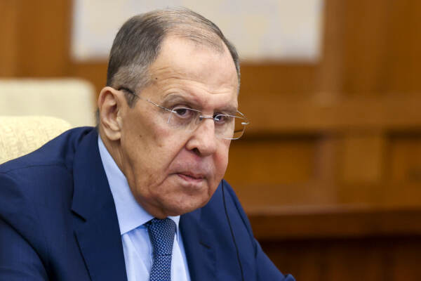 Ucraina, Lavrov: “Chi pensa possa aderire alla Nato è un sognatore”