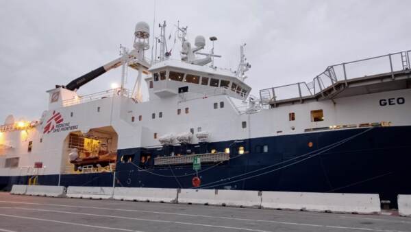 Migranti, la Geo Barents è a Genova: a bordo 10 minori