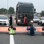 Clima, blocco a Torino su A4: attivisti Ultima Generazione si incollano mani all’asfalto