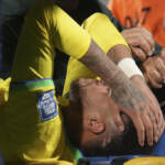 Calcio, Neymar si opera al ginocchio in Brasile