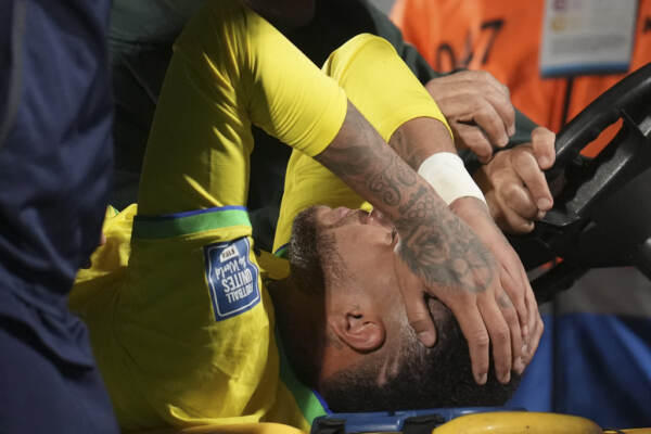 Neymar, rottura crociato e menisco: sarà operato