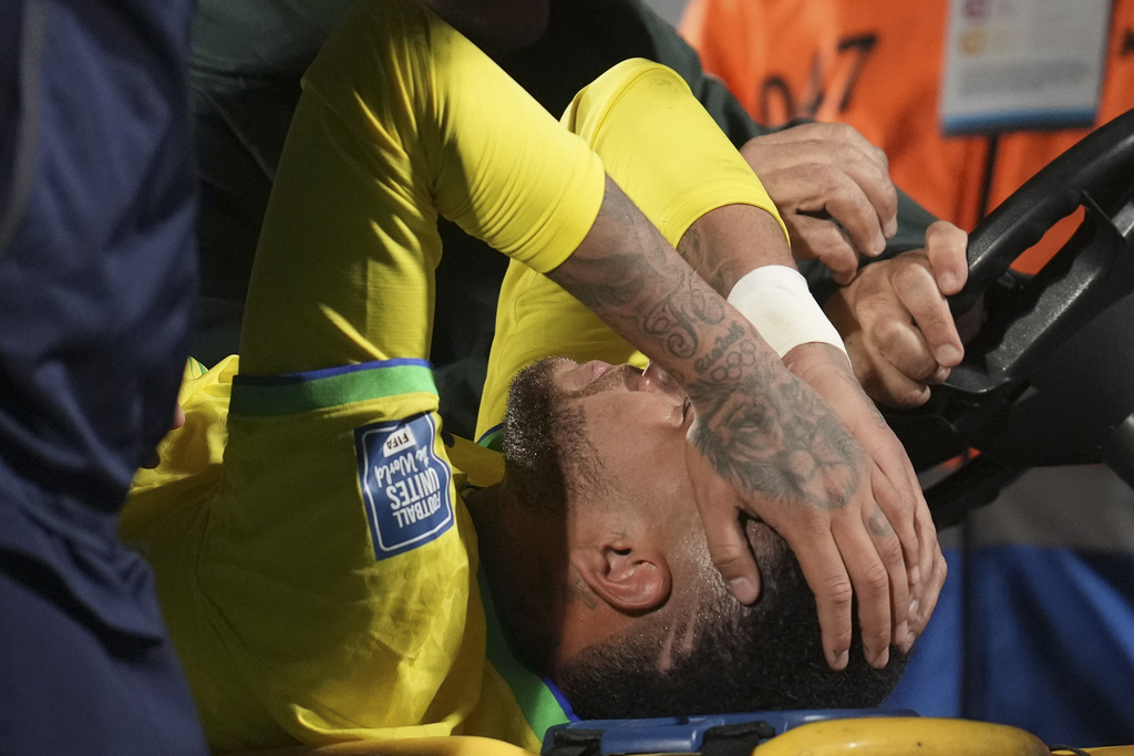 Calcio, Neymar si opera al ginocchio in Brasile