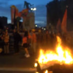 Diritto alla casa, manifestanti bruciano modellino del ponte sullo Stretto