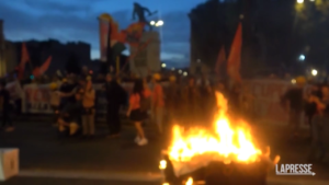 Diritto alla casa, manifestanti bruciano modellino del ponte sullo Stretto