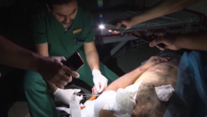 Gaza, chirurghi operano con la torcia dei telefoni