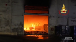 Avellino, grande incendio in azienda di materie plastiche