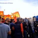 Ex Ilva, lavoratori bloccano autostrada Roma-Napoli: tensioni con polizia