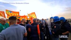 Ex Ilva, lavoratori bloccano autostrada Roma-Napoli: tensioni con polizia