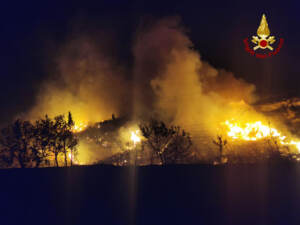 Incendi, ancora roghi in Sicilia: anche oggi allerta rossa