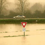 Francia, maltempo nella regione di Nizza, 2 ponti hanno ceduto