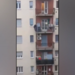 Milano, tenta di buttarsi dal balcone: 82enne bloccato dai carabinieri