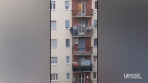 Milano, tenta di buttarsi dal balcone: 82enne bloccato dai carabinieri