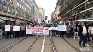 Gaza, in centinaia in piazza a Milano al grido di “Palestina libera”