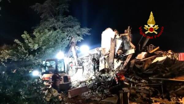 Ferrara, casa crollata dopo esplosione: recuperati due corpi