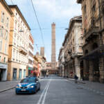 Bologna, transennate le Due Torri: accertamenti su Garisenda