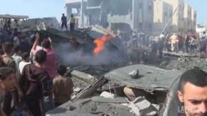 Medioriente, raid israeliani su edifici di Rafah: i feriti estratti dalle macerie