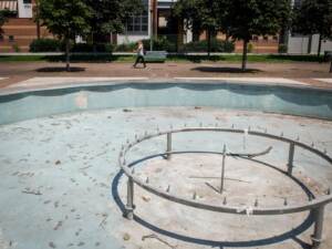 Milano, la fontana nel giardino tra via Alamanni e via Sibari guasta da un anno