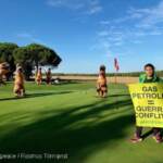 Ravenna, Greenpeace blocca partita di golf: “Stop industria fossile”