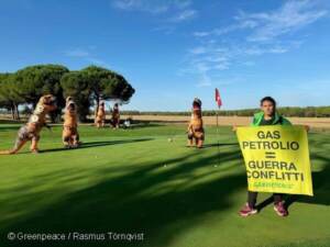 Ravenna, Greenpeace blocca partita di golf: “Stop industria fossile”