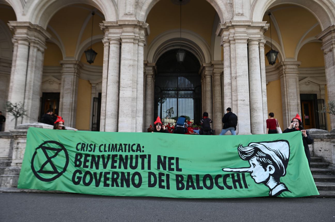 Clima, protesta ecoattivisti davanti al Ministero delle Infrastrutture