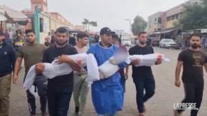Gaza, i corpi di tre bambini portati al cimitero dai familiari