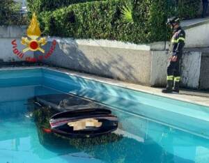 Treviso, finisce con auto in piscina: illesa donna al volante