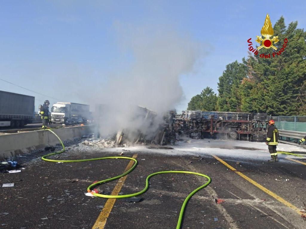 Camion si ribalta e prende fuoco, chiuso tratto A14