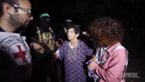 Israele, rilasciati 2 ostaggi: anziana liberata stringe mano a miliziano