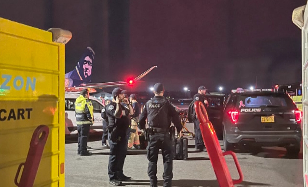 Usa, pilota fuori servizio cerca di spegnere motori aereo: arrestato