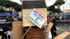 Casa, la protesta degli “abusivi” campani per chiedere lo stop alle ruspe
