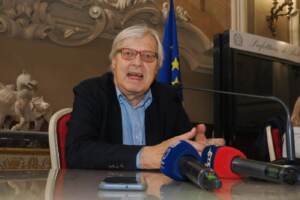 Vittorio Sgarbi in visita a Bologna per problema torre Garisenda