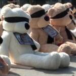 Israele, orsacchiotti di peluche per i bimbi ostaggi di Hamas