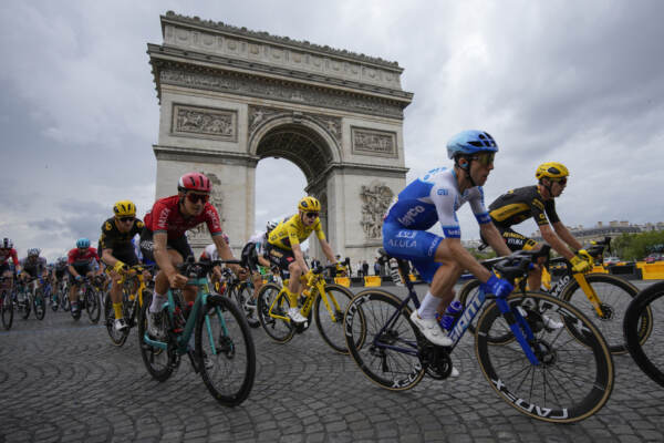 Ciclismo, da Firenze a Nizza con sterrato e Tourmalet: ecco il Tour de France 2024