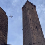 Bologna, controlli alla Torre Garisenda: Sgarbi osserva