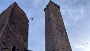 Bologna, controlli alla Torre Garisenda: Sgarbi osserva
