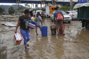 Messico, l'uragano Otis colpisce Acapulco